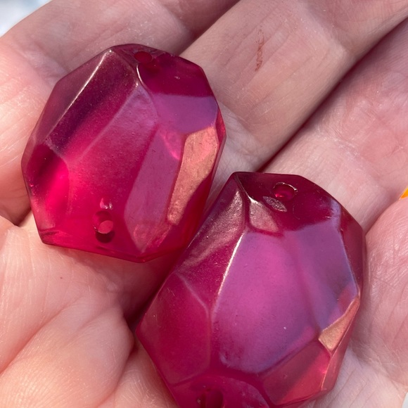 Pink faceted flat back beads and 2 free charms - Picture 4 of 6